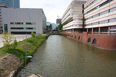 821387 Gezicht op de Kruisvaart te Utrecht, met rechts het kantoorgebouw van PostNL Productie BV (Mineurslaan 20).